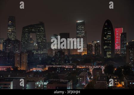 Gratte-ciel modernes lors d'une nuit vibrante à Pékin Banque D'Images