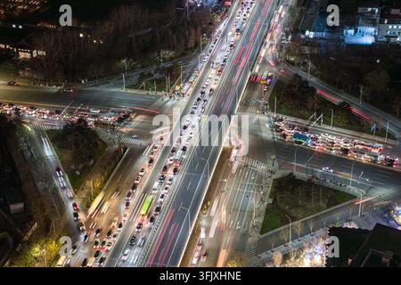 Trafic nocturne à une intersection urbaine à Tongzhou, Pékin Banque D'Images