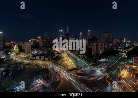 Vue panoramique des traînées de feux de circulation sur le pont Guomao la nuit Banque D'Images