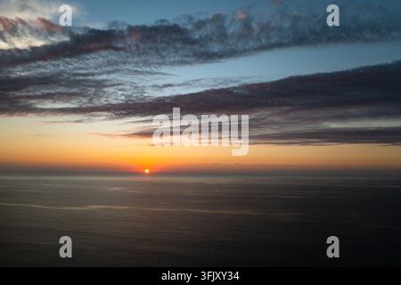Ciel avec des nuages sur la mer pendant le coucher du soleil. Coucher de soleil sur l'océan Banque D'Images
