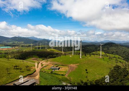 Vue aérienne d'une ferme éolienne dans les montagnes. Éoliennes pour la production d'énergie électrique renouvelable. Ambewela, Sri Lanka. Banque D'Images