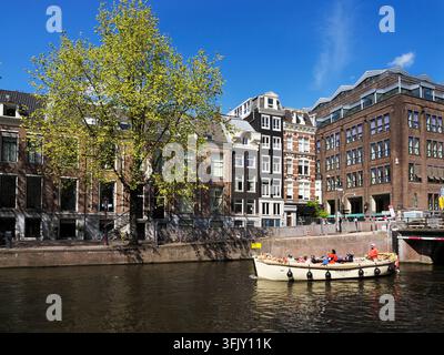 Bateau de canal sur l'Herengracht près du pont 34 à l'Utrechtsestraat Grachtengordel Amsterdam Nord-Brabant Pays-Bas Banque D'Images
