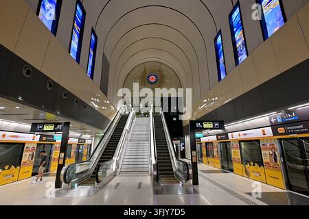 La grande horloge analogique de la station Cantonment MRT est une caractéristique de conception clé servant à la fois de chronomètre fonctionnel et d’hommage à son emplacement historique Banque D'Images