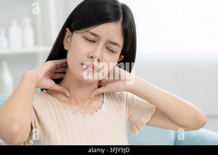 syndromes de bureau, femme massant des douleurs cervicales dues au travail et à l'aide d'un ordinateur, composite numérique d'une colonne vertébrale focalisée de douleurs cervicales et d'épaule symp Banque D'Images