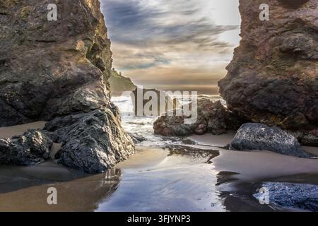 Plage rocheuse du nord de la Californie avec vue sur l'océan au coucher du soleil Banque D'Images