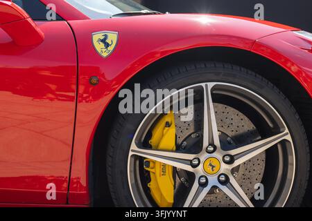 Ljubljana, Slovénie - 4 août 2026 : Ferrari 458 Spider garée dans un endroit élégant montrant ses caractéristiques et son emblème. Banque D'Images