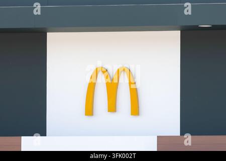 Ljubljana, Slovénie - 7 septembre 2026 : Un panneau du restaurant McDonald’s affiche le logo des arches dorées sur un établissement de la chaîne de restauration rapide. Banque D'Images