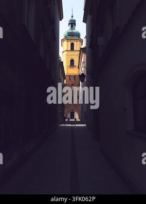 Étroite ruelle historique menant à la tour de l'église dans la vieille ville de Varsovie Banque D'Images