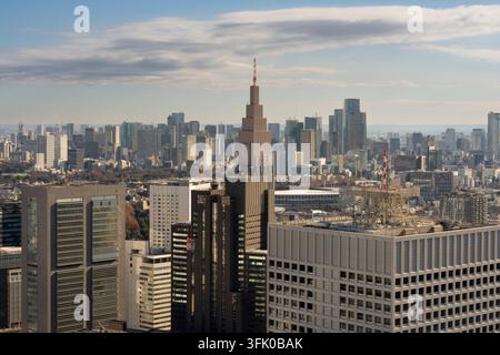 Une vue aérienne de Tokyo mettant en valeur l'emblématique bâtiment NTT Docomo Yoyogi dominant l'horizon urbain dense de la ville. Banque D'Images