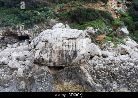 De grandes formations rocheuses et des grottes définissent le littoral accidenté de Capri, en Italie Banque D'Images