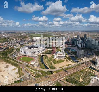 Vue aérienne du parc olympique de Londres, mettant en vedette le London Stadium et l'ArcelorMittal Orbit comme un centre dynamique pour le sport et la culture. Banque D'Images