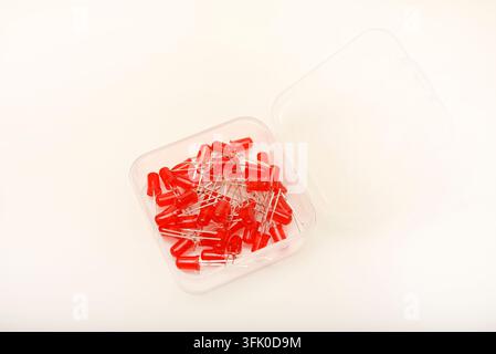LED rouges dans une boîte en plastique. Diodes semi-conductrices. Banque D'Images