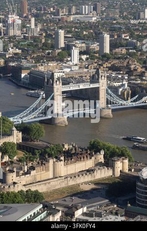 Les touristes à Londres, au Royaume-Uni, visitent la Tour historique de Londres et l'emblématique Tower Bridge pour explorer leur riche histoire et leur architecture époustouflante. Banque D'Images