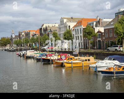 Port canal historique sur l'Aelbrechtskolk dans le quartier historique de Delfshaven avec des maisons de canal traditionnelles et des bateaux amarrés sous un ciel nuageux, Rotter Banque D'Images