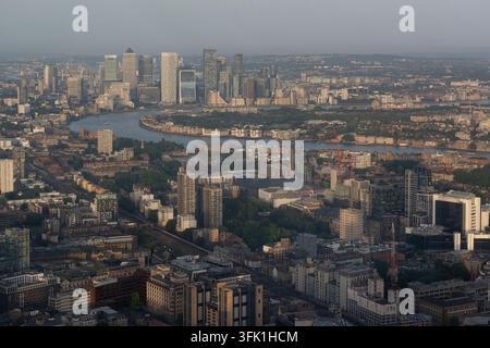 Vue aérienne mettant en valeur le quartier financier de Londres, notamment les gratte-ciel de Canary Wharf tels que One Canada Square le long de la Tamise. Banque D'Images