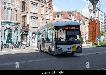 Grande gare routière de Lijn avec plusieurs quais près de la gare de Louvain, un important centre de transport public à Louvain. Leuven, Belgique, 16 MAI 202 Banque D'Images