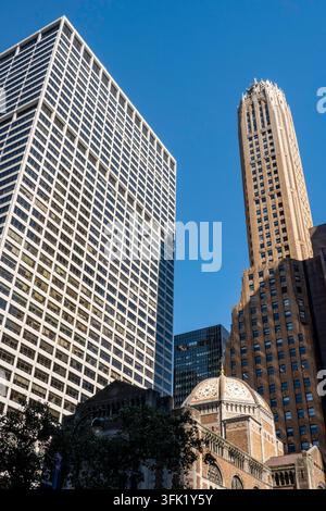 Les immeubles de bureaux imposants bordent Park Avenue au nord de la gare Grand Central, New York City, États-Unis, 2026 Banque D'Images