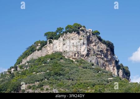 Atrani – Côte amalfitaine – Le regard sur les montagnes au-dessus de la ville. Banque D'Images