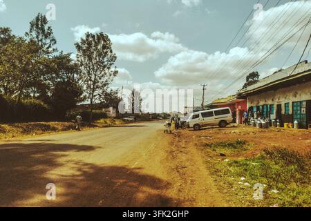 21 septembre 2026 - Rue d’une ville rurale avec minivan et boutiques dans le comté de Murang’a, Kenya Banque D'Images
