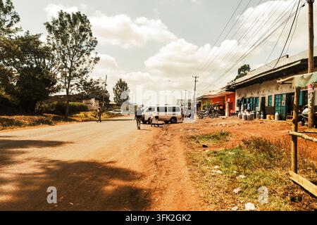 21 septembre 2026 - Rue d’une ville rurale avec minivan et boutiques dans le comté de Murang’a, Kenya Banque D'Images
