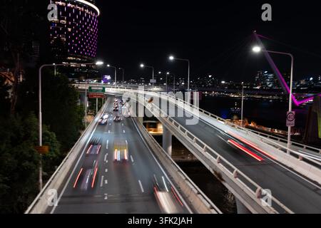Brisbane Australie – 16 septembre 2026 ; Editorial Australie Brisbane Riverside Expressway et lumières colorées du centre-ville. Banque D'Images