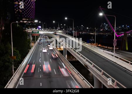 Brisbane Australie – 16 septembre 2026 ; Editorial Australie Brisbane Riverside Expressway et lumières colorées du centre-ville. Banque D'Images
