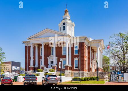 Arkansas, États-Unis, 07 avr. 2024 - Un grand palais de justice en briques avec des colonnes blanches et une haute tour d’horloge se dresse de manière proéminente derrière une pelouse bien entretenue Banque D'Images