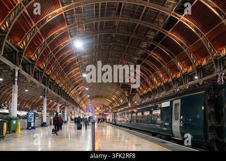 Les navetteurs traversent l'historique gare de Paddington sur Praed Street, à Londres, pour monter dans les trains Great Western Railway pour leurs voyages. Banque D'Images
