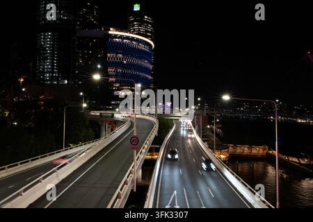 Brisbane Australie – 16 septembre 2026 ; Editorial Australie Brisbane Riverside Expressway et lumières colorées du centre-ville. Banque D'Images