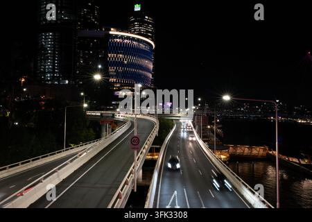 Brisbane Australie – 16 septembre 2026 ; Editorial Australie Brisbane Riverside Expressway et lumières colorées du centre-ville. Banque D'Images