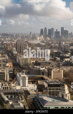 Une vue surélevée depuis la City de Londres vers l'est vers les gratte-ciel de Canary Wharf, mettant en valeur les centres financiers emblématiques de Londres. Banque D'Images
