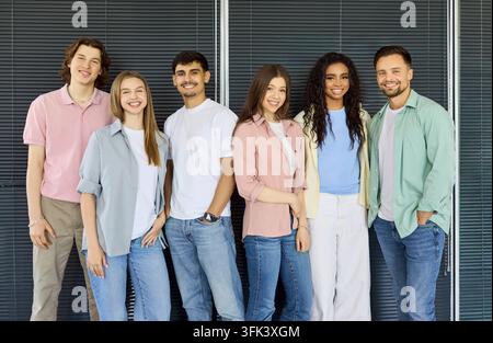 Portrait d'étudiants et de jeunes professionnels divers souriant ensemble au bureau Banque D'Images