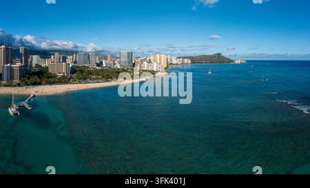 Vue aérienne panoramique de la plage de Waikiki et du paysage urbain d'Honolulu, Hawaï Banque D'Images