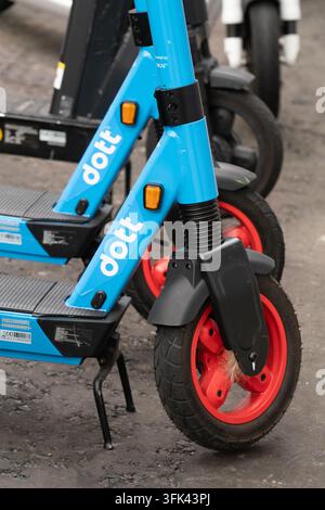 Les scooters électriques Dott garés pour la location dans la City de Londres, offrant un moyen durable de se déplacer dans le quartier financier. Banque D'Images