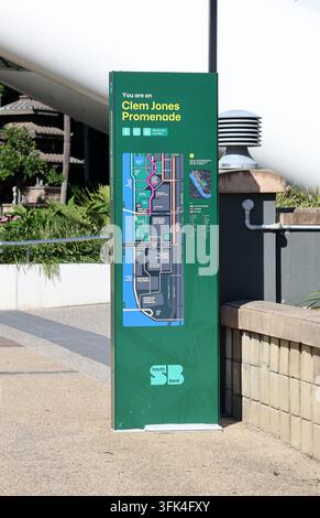 Un panneau de signalisation verte pour les parcs sur la promenade Clem Jones aux South Bank Parklands à Brisbane, Queensland, Australie Banque D'Images