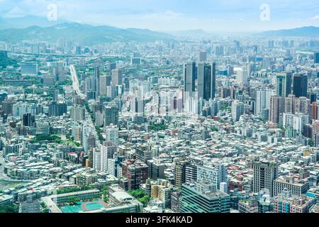 Vue aérienne panoramique du paysage urbain, de la ligne d'horizon et de l'étalement urbain de Taipei à Taïwan sous le soleil, ciel bleu éclatant Banque D'Images