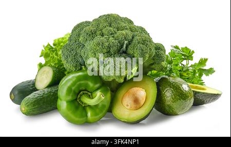 Assortiment de légumes verts frais comprenant des concombres, de l'avocat, du brocoli, de la persil, des poivrons verts, de la laitue disposés ensemble et isolés sur un w Banque D'Images