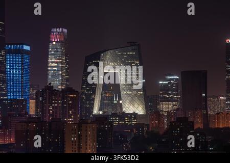 Vue nocturne du siège de CCTV et des bâtiments environnants à Guomao, Pékin Banque D'Images
