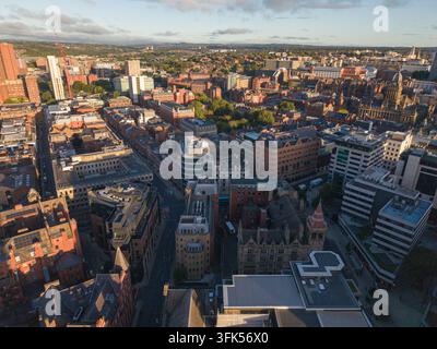 Image aérienne de l'architecture du centre-ville de Leeds et des rues urbaines au lever du soleil Banque D'Images
