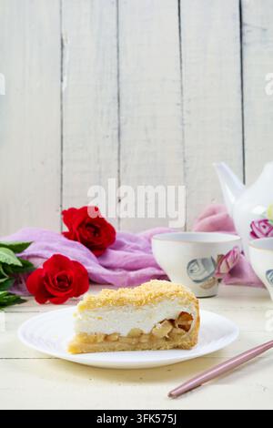 Tarte aux pommes fraîchement cuite avec une garniture de crème soufflée lisse. Dessert cuit au four avec des pommes et une texture crémeuse légère Banque D'Images