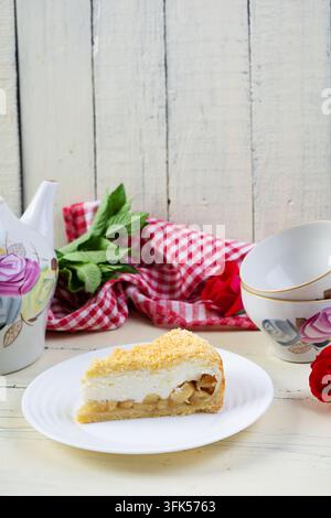 Tarte aux pommes fraîchement cuite avec une garniture de crème soufflée lisse. Dessert cuit au four avec des pommes et une texture crémeuse légère Banque D'Images