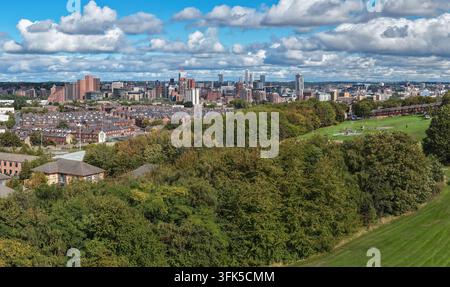 Image aérienne au-dessus de la forêt de Holbeck en direction de la skyline du centre-ville de Leeds Banque D'Images