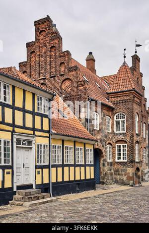 Viborg, Danemark - 07 août 2026 : Vue sur les maisons historiques en bois et l'architecture en briques rouges du vieux quartier. Banque D'Images