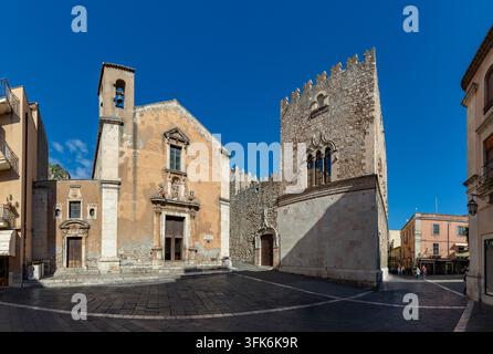 Une image de l'église Sainte-Catherine d'Alexandrie et du Palazzo Corvaja à Taormine. Banque D'Images