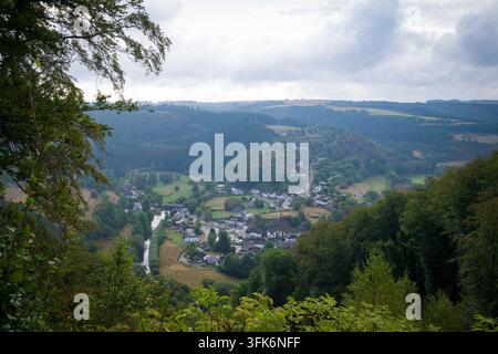 Le village pittoresque d'Ouren le long de la rivière Our dans l'est de la Belgique. La région est populaire auprès des randonneurs. Banque D'Images