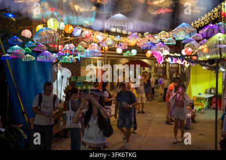Personnes admirant les lumières du festival de mi-automne à Shek O le 23 septembre 2026 à Hong Kong. (Photo de Vernon Yuen/Nexpher Images) Banque D'Images