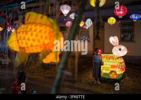 Personnes admirant les lumières du festival de mi-automne à Shek O le 23 septembre 2026 à Hong Kong. (Photo de Vernon Yuen/Nexpher Images) Banque D'Images