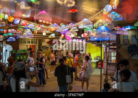 Personnes admirant les lumières du festival de mi-automne à Shek O le 23 septembre 2026 à Hong Kong. (Photo de Vernon Yuen/Nexpher Images) Banque D'Images