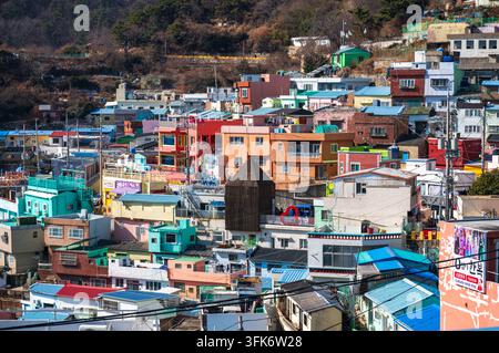 Busan, Corée du Sud – 14 février 2026 : Vue du village culturel de Gamcheon avec ses maisons vivantes et colorées construites dans le flanc de la colline, présentant un u unique Banque D'Images