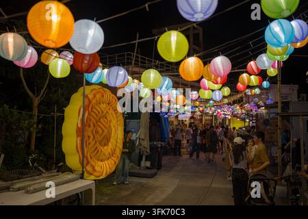 Personnes admirant les lumières du festival de mi-automne à Shek O le 23 septembre 2026 à Hong Kong. (Photo de Vernon Yuen/Nexpher Images) Banque D'Images